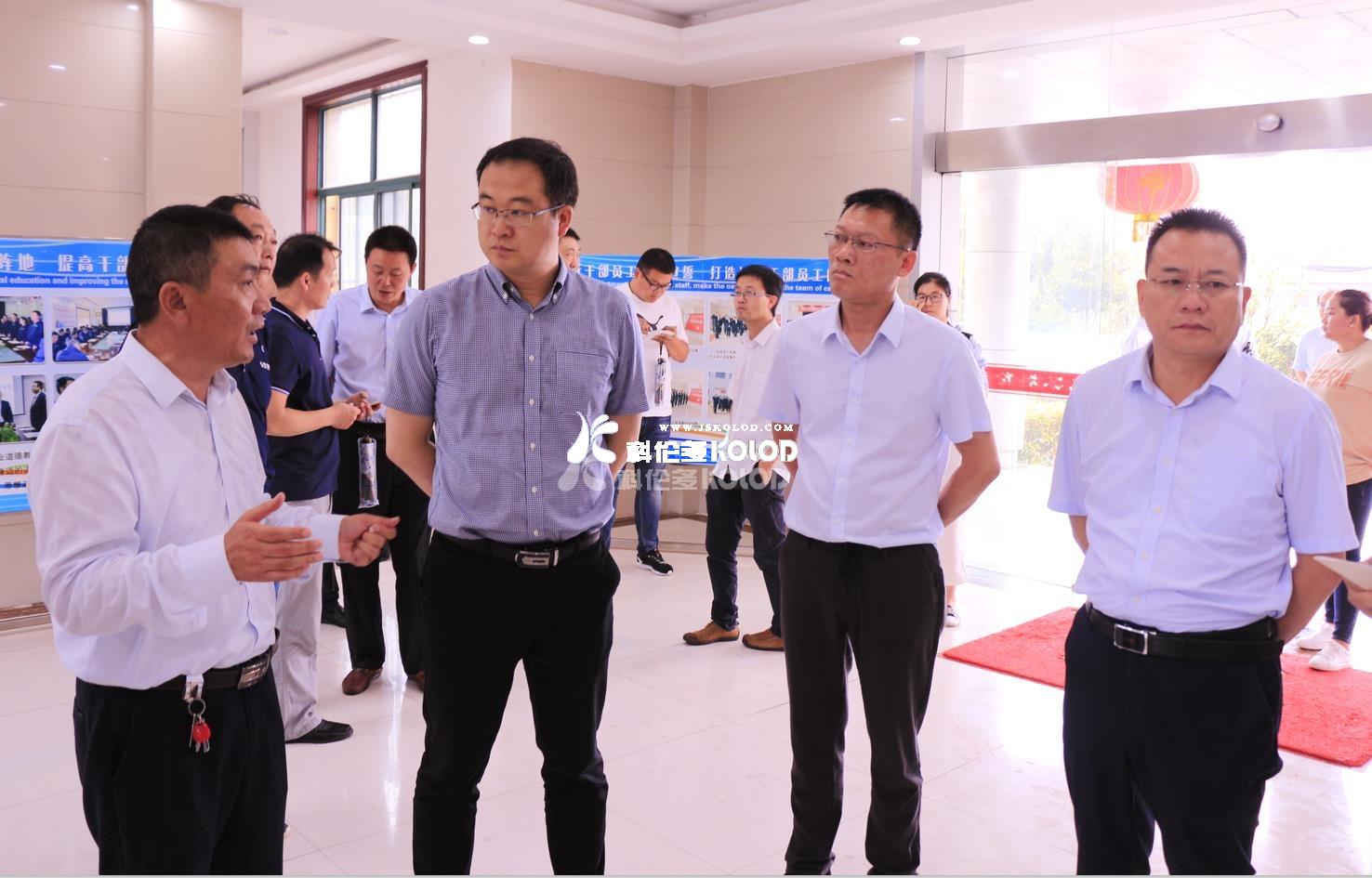 江蘇省僑商總會(huì )秘書(shū)長(cháng)馬云鵬，連云港市僑聯(lián)主席商曉東、灌云縣委常委、組織部部長(cháng)何崢嶸等領(lǐng)導陪同貴州省水城縣委副書(shū)記王鳴明等領(lǐng)導蒞臨科倫多調研參觀(guān)